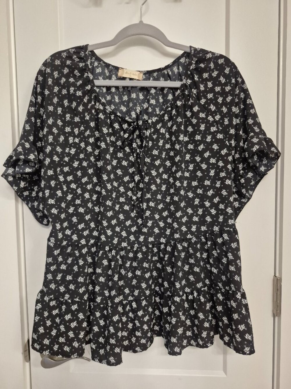 Altar'd State NWT Women's XL Black/White Floral Woven Ruffle Tie Peplum Blouse
